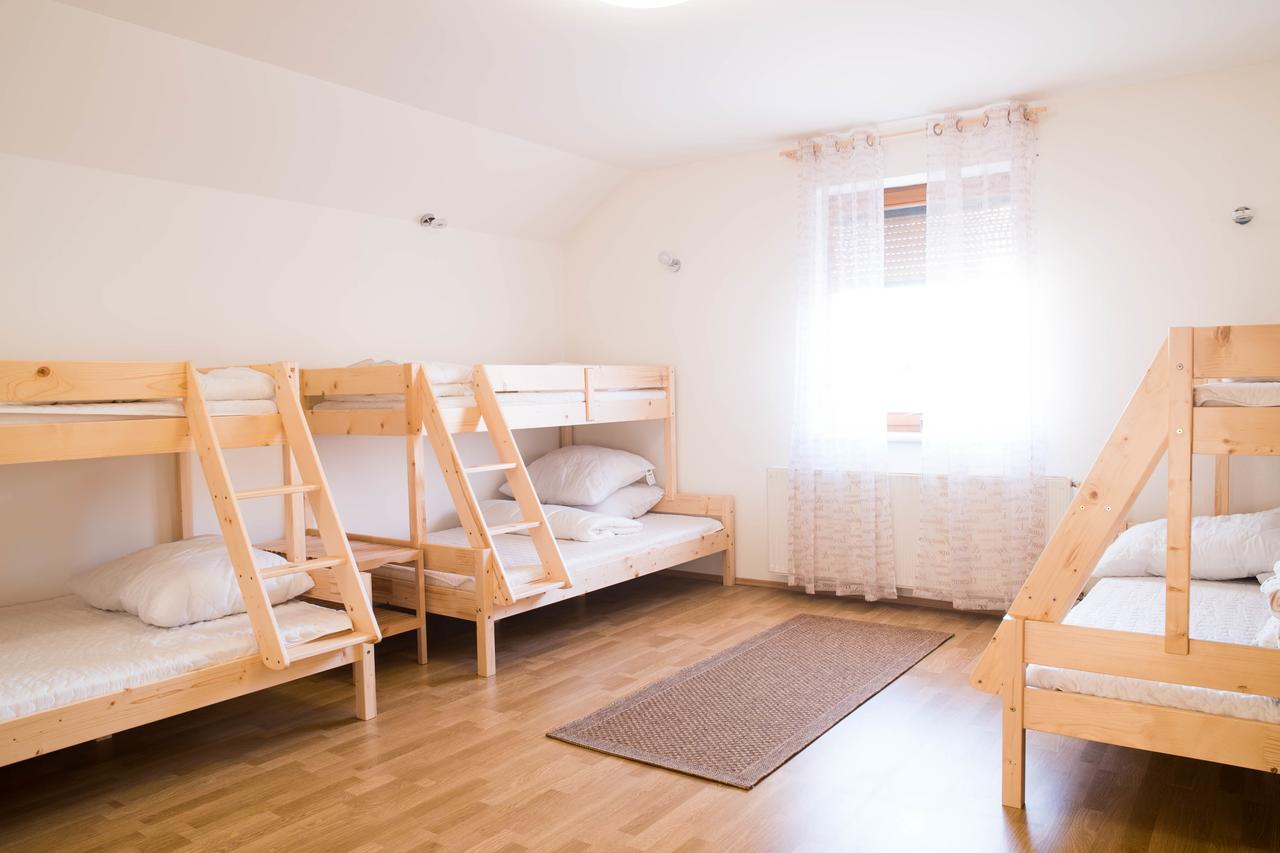 Hostel Hisa Na Travniku Dob Luaran gambar